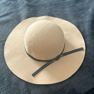 Women’s floppy hat